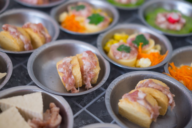 各式各样的点心，包括中国传统食物饺子图片下载