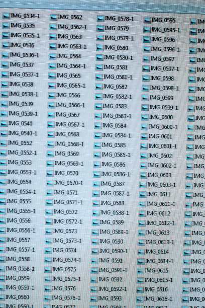 在lcd屏幕上以列表形式显示的图像数量的近景。图片下载