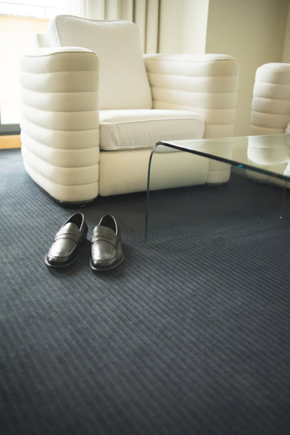 豪华现代风格的酒店套房卧室干净，随时为客人准备。图片下载