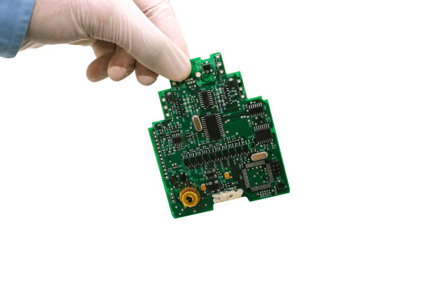 一个男人拿着一只手或握住一个白色背景上的电脑板图片下载