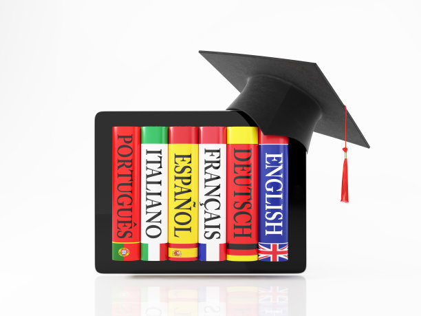 一堆彩色字典和一顶毕业帽在数字平板电脑上图片下载