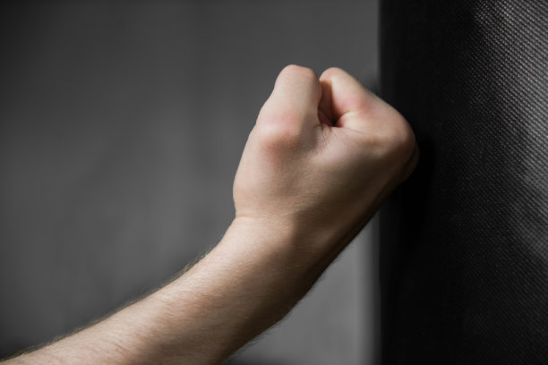 拳头打沙袋图片下载