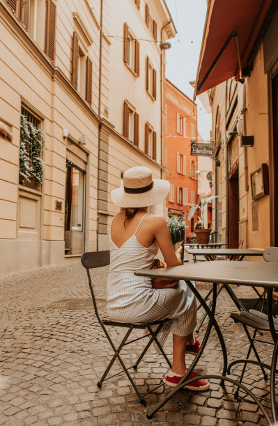 坐在博洛尼亚的女人图片下载