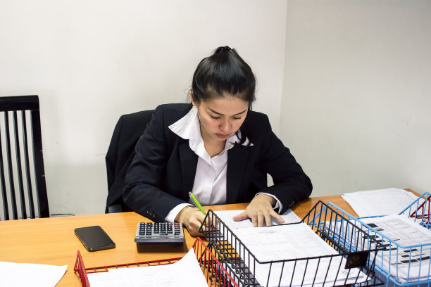 在办公室工作的职业女商人。写文件财务和按计算器。成功的隐喻金融交易购买或保险运输购买汽车在汽车形象图片下载