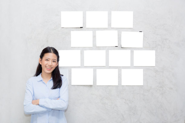 美丽的肖像亚洲年轻女子站在与图片画廊复制空间在墙壁纹理水泥背景。图片下载