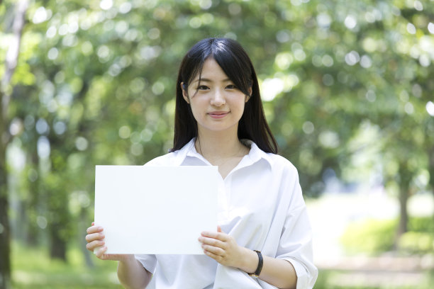 一个女人举着一块鲜绿的木板图片下载