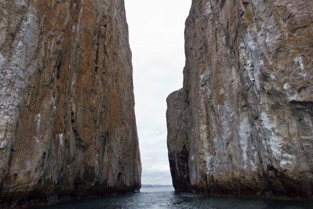 Kicker rock或“leon Dormido”是沿着加拉帕戈斯群岛的一种岩层图片下载