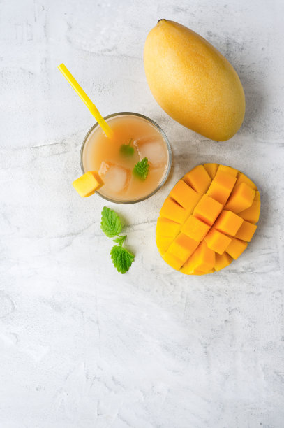健康的芒果奶昔饮料。前视图。垂直的照片。图片下载
