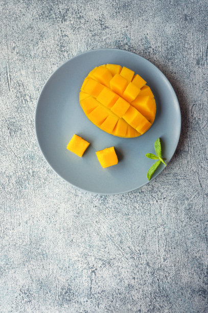 成熟的芒果片。垂直的照片。图片下载