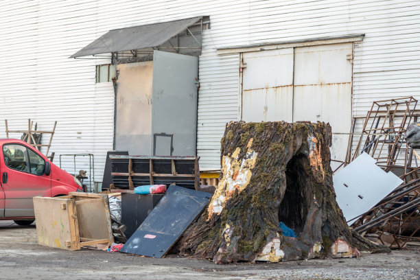 旧的破旧的巨大的假木桩中空。锈迹斑斑的金属结构，破旧破旧的后院电影布景装饰图片下载