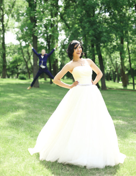 前景是一个幸福的新娘站在公园里图片下载