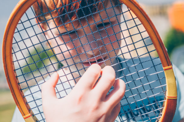 年轻的网球运动员用球拍图片下载