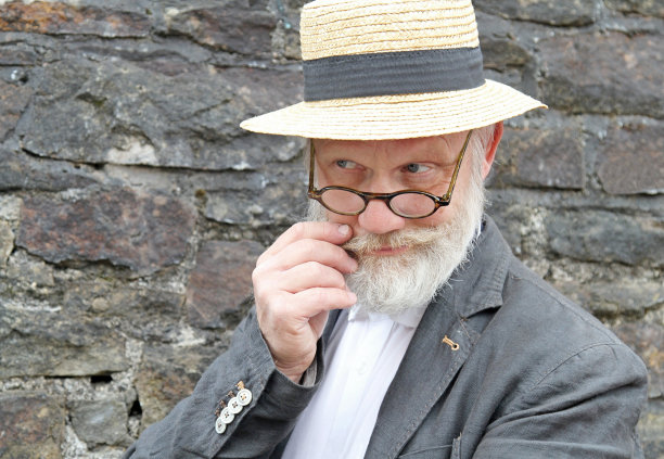 穿着复古服装的老人图片下载