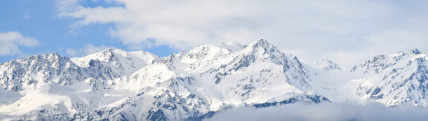 迷雾中的山脉图片下载