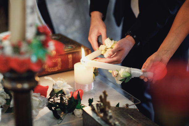 在教堂里，新娘、新郎手持婚礼蜡烛。图片下载