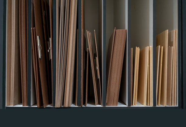 在有隔板的木质储物架上按顺序整理速写板。详情为文具批发。图片下载