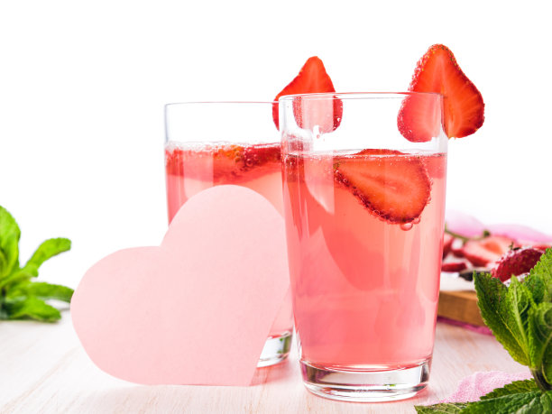 几杯新鲜的粉色柠檬水。图片下载