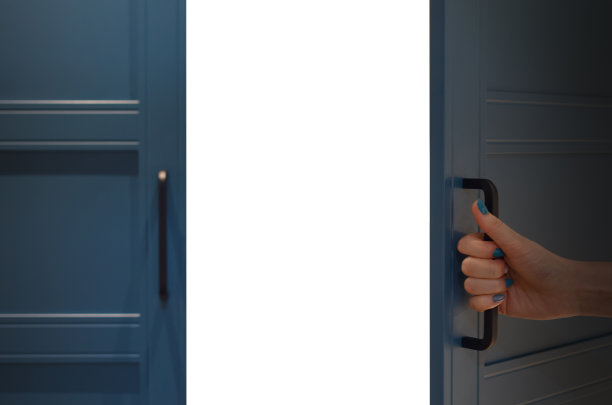 手扇敞开的门。图片下载