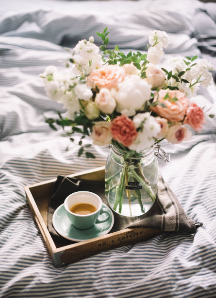 清新可口的晨间浓缩咖啡和美丽的丁香、牡丹、康乃馨、玫瑰花束图片下载