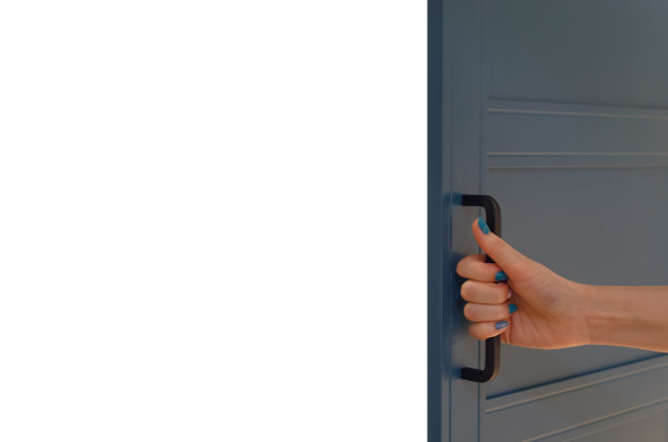 手扇敞开的门。图片下载