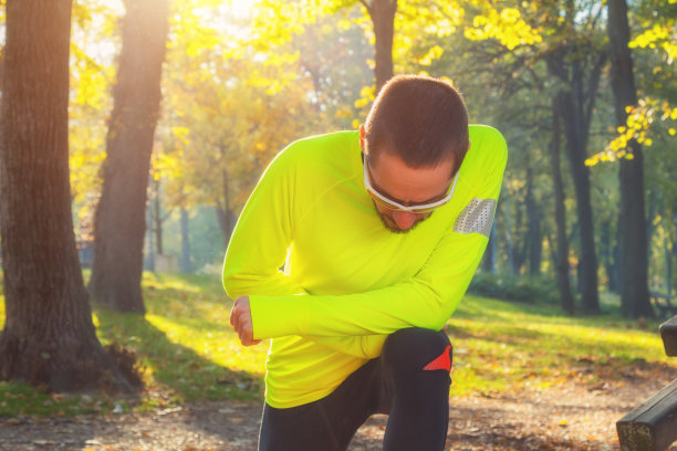 在公园锻炼或慢跑时受伤。图片下载