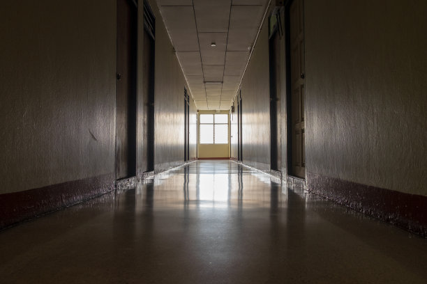 宿舍的一个通道没有开火，这使黑暗的气氛令人沮丧和不安图片下载