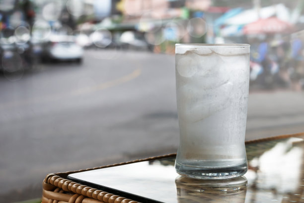 一杯加冰的水图片下载