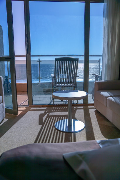 旅游胜地酒店房间内的景色。图片下载