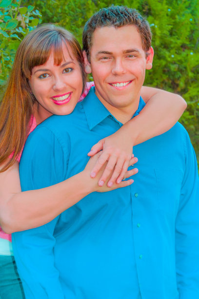 女朋友用绿色的灌木把他的男朋友搂在怀里(P)图片下载