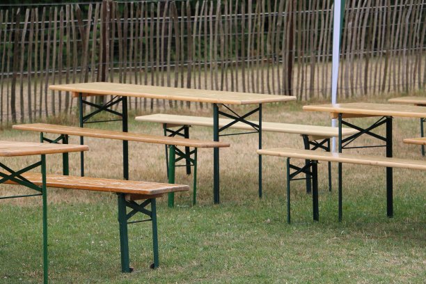 聚会的桌子和长椅图片下载