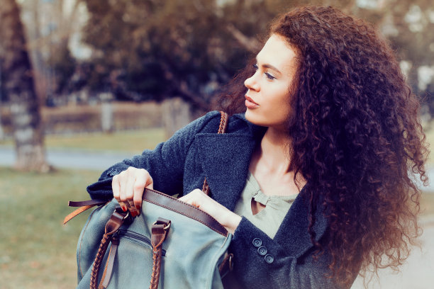 女商人在钱包里找东西图片下载