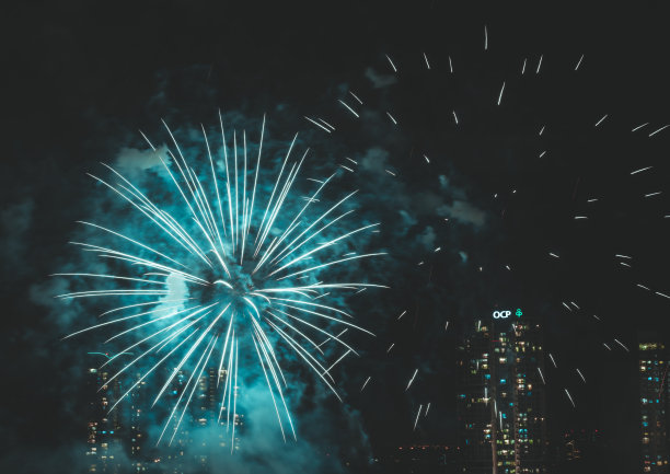 新年前夕，吉隆坡市中心居民区上空的烟花和金粉图片下载