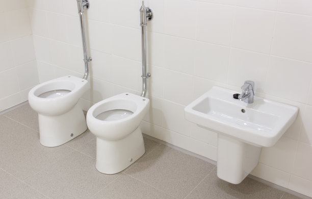 小的白色马桶和水槽水龙头的孩子在浴室图片下载