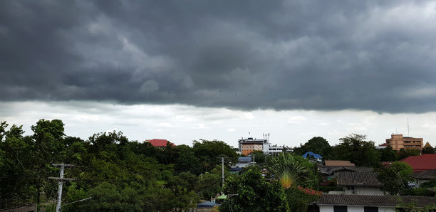 戏剧性的天空背景，暴风雨的云在黑暗的天空，穆迪Cloudscape，全景图像可以用作网络横幅或宽的网站标题，色调和过滤的照片与复制空间。图片下载