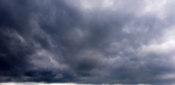 戏剧性的天空背景，暴风雨的云在黑暗的天空，穆迪Cloudscape，全景图像可以用作网络横幅或宽的网站标题，色调和过滤的照片与复制空间。图片下载