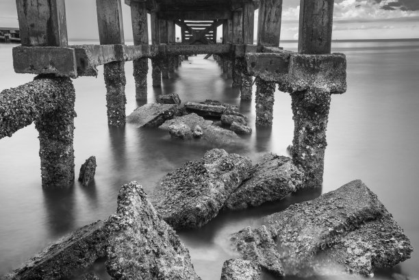 在码头的废墟下，照片长时间曝光，泰国海景。黑白照片。图片下载