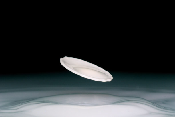 黑色背景下的水特写镜头图片下载