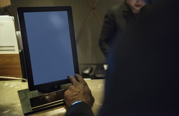 商务人士使用平板电脑讨论工作图片下载