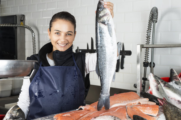 女人卖鱼图片下载
