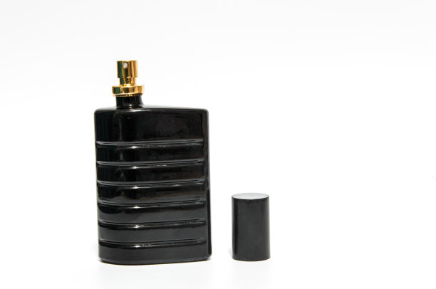 白色背景上的黑色香水瓶。图片下载