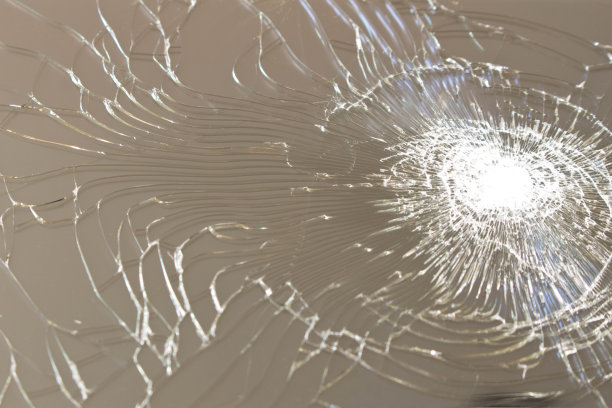 碎玻璃智能手机。关闭了。宏图片下载