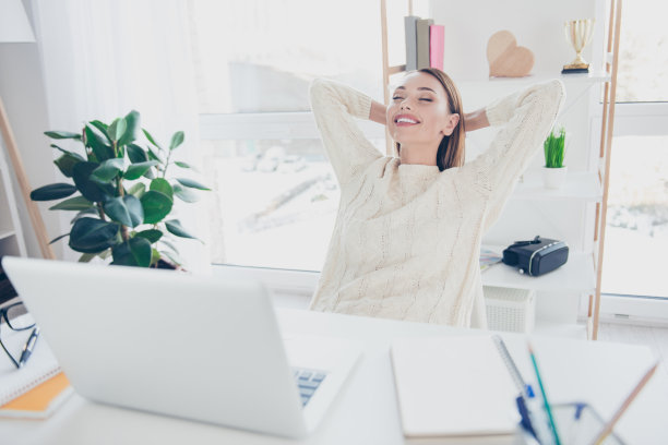漂亮时髦的女人的肖像手在后面的头与灿烂的微笑闭上眼睛梦想旅行旅行度假旅行坐在现代的地方房间图片下载