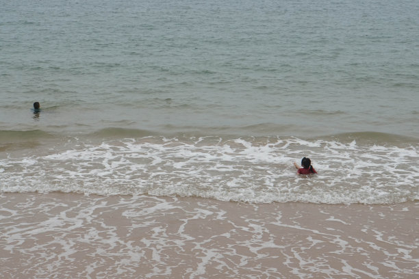孩子们在假期玩海水和海浪图片下载