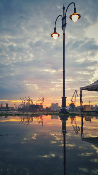 保加利亚瓦尔纳海港和工业起重机上的日落图片下载