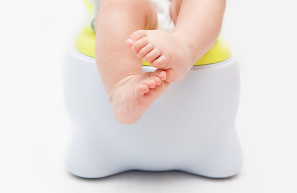 孩子们的腿挂在便盆上图片下载