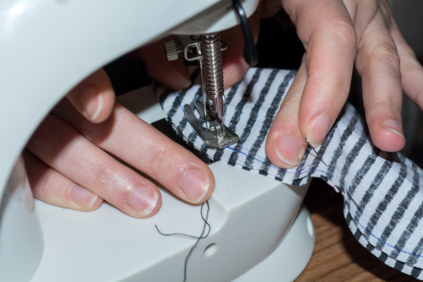 女性的手在锯床上工作的特写图片下载