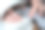 女性的手在锯床上工作的特写图片下载