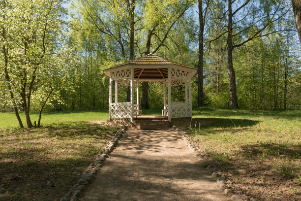 夏季公园里的木制避暑小屋图片下载