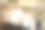 年轻的家庭和女儿抱着一堆书图片下载