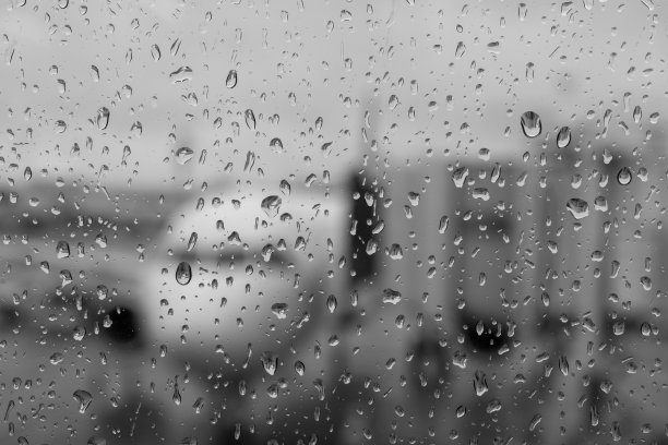 在雨中等待我的航班图片下载